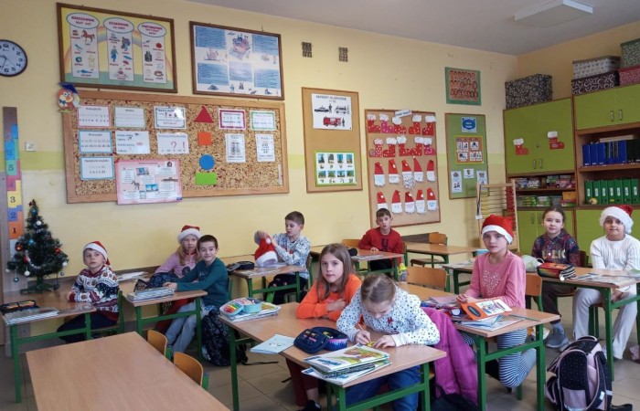 Mikołajki to przedsmak nadchodzących świąt Bożego Narodzenia, które uwielbiają zarówno dzieci, jak i dorośli. Tego dnia każdy kto mógł, ubrał się na czerwono i założył mikołajową czapkę, niektórzy nawet wyhodowali rogi renifera :) W taki właśnie sposób czekaliśmy na nadejście wyjątkowego gościa. Sam Święty Mikołaj, bo o nim mowa, zagościł w progach naszej szkoły, obdarowując uczniów prezentami, a przede wszystkim zarażając uśmiechem. Uradowane dzieci nie chciały się z Nim rozstać… Ale Mikołaj obiecał, że wróci ponownie za rok. 