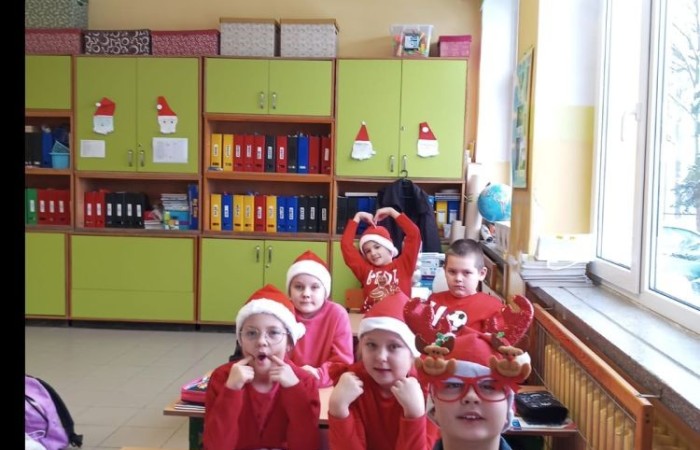 Mikołajki to przedsmak nadchodzących świąt Bożego Narodzenia, które uwielbiają zarówno dzieci, jak i dorośli. Tego dnia każdy kto mógł, ubrał się na czerwono i założył mikołajową czapkę, niektórzy nawet wyhodowali rogi renifera :) W taki właśnie sposób czekaliśmy na nadejście wyjątkowego gościa. Sam Święty Mikołaj, bo o nim mowa, zagościł w progach naszej szkoły, obdarowując uczniów prezentami, a przede wszystkim zarażając uśmiechem. Uradowane dzieci nie chciały się z Nim rozstać… Ale Mikołaj obiecał, że wróci ponownie za rok. 