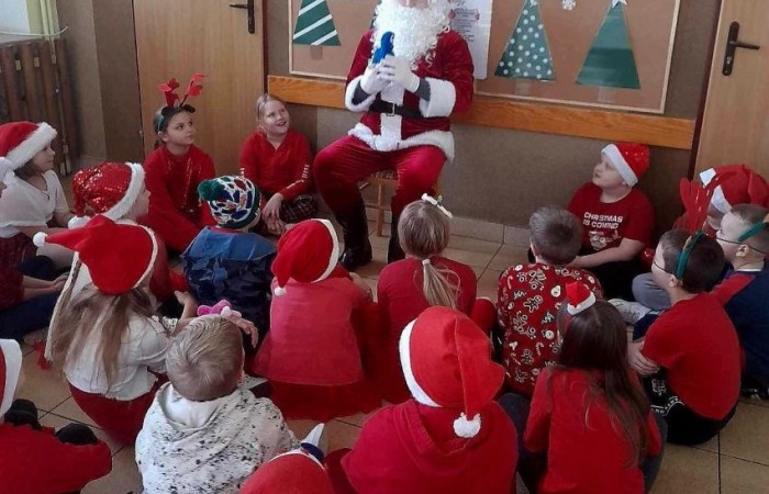 Mikołajki to przedsmak nadchodzących świąt Bożego Narodzenia, które uwielbiają zarówno dzieci, jak i dorośli. Tego dnia każdy kto mógł, ubrał się na czerwono i założył mikołajową czapkę, niektórzy nawet wyhodowali rogi renifera :) W taki właśnie sposób czekaliśmy na nadejście wyjątkowego gościa. Sam Święty Mikołaj, bo o nim mowa, zagościł w progach naszej szkoły, obdarowując uczniów prezentami, a przede wszystkim zarażając uśmiechem. Uradowane dzieci nie chciały się z Nim rozstać… Ale Mikołaj obiecał, że wróci ponownie za rok. 