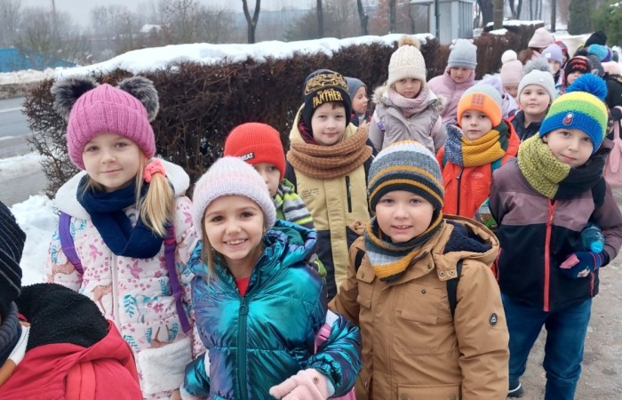 Boże Narodzenie zbliża się wielkimi krokami. W szaleństwie przygotowań każdy, jak tylko może próbuje wyczarować świąteczny nastrój. A wiecie kto zna się na tym najlepiej? Oczywiście Święty Mikołaj. Dlatego też uczniowie klas pierwszych, zamówili dobrą pogodę, wsiedli do autobusu i ruszyli w podróż do Przystanku w Drzewinie, gdzie Mikołaj i jego pomocnicy czekają na wielki dzień. Mimo, że są bardzo zapracowani, znaleźli dla nas czas. Mało tego, zorganizowali również masę atrakcji. Od żywej szopki, poprzez zwiedzanie lapońskiej wioski, kino za jeden uśmiech, wspólne tańce i śpiewy, warsztaty plastyczne, aż do spotkania z samym Świętym Mikołajem. Był to dzień pełen wrażeń, który będziemy wspominać z szerokim uśmiechem na twarzy.
