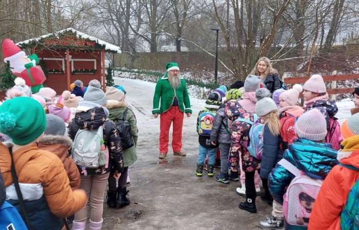 Boże Narodzenie zbliża się wielkimi krokami. W szaleństwie przygotowań każdy, jak tylko może próbuje wyczarować świąteczny nastrój. A wiecie kto zna się na tym najlepiej? Oczywiście Święty Mikołaj. Dlatego też uczniowie klas pierwszych, zamówili dobrą pogodę, wsiedli do autobusu i ruszyli w podróż do Przystanku w Drzewinie, gdzie Mikołaj i jego pomocnicy czekają na wielki dzień. Mimo, że są bardzo zapracowani, znaleźli dla nas czas. Mało tego, zorganizowali również masę atrakcji. Od żywej szopki, poprzez zwiedzanie lapońskiej wioski, kino za jeden uśmiech, wspólne tańce i śpiewy, warsztaty plastyczne, aż do spotkania z samym Świętym Mikołajem. Był to dzień pełen wrażeń, który będziemy wspominać z szerokim uśmiechem na twarzy.
