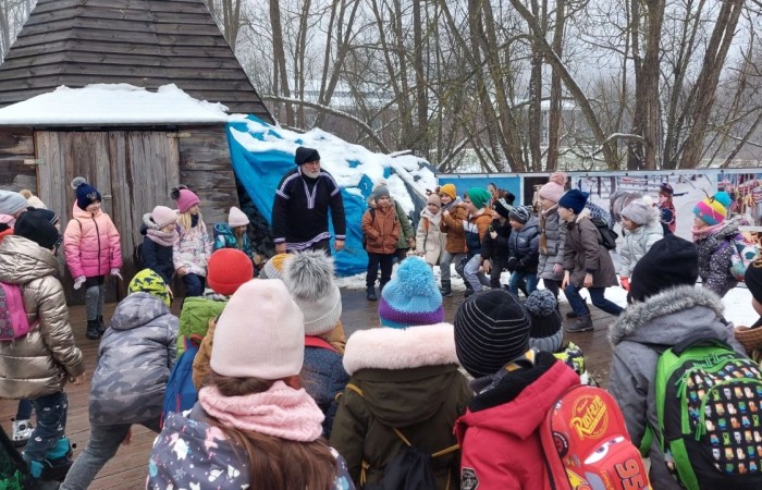 Boże Narodzenie zbliża się wielkimi krokami. W szaleństwie przygotowań każdy, jak tylko może próbuje wyczarować świąteczny nastrój. A wiecie kto zna się na tym najlepiej? Oczywiście Święty Mikołaj. Dlatego też uczniowie klas pierwszych, zamówili dobrą pogodę, wsiedli do autobusu i ruszyli w podróż do Przystanku w Drzewinie, gdzie Mikołaj i jego pomocnicy czekają na wielki dzień. Mimo, że są bardzo zapracowani, znaleźli dla nas czas. Mało tego, zorganizowali również masę atrakcji. Od żywej szopki, poprzez zwiedzanie lapońskiej wioski, kino za jeden uśmiech, wspólne tańce i śpiewy, warsztaty plastyczne, aż do spotkania z samym Świętym Mikołajem. Był to dzień pełen wrażeń, który będziemy wspominać z szerokim uśmiechem na twarzy.
