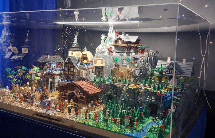 Boże Narodzenie zbliża się wielkimi krokami. W szaleństwie przygotowań każdy, jak tylko może próbuje wyczarować świąteczny nastrój. A wiecie kto zna się na tym najlepiej? Oczywiście Święty Mikołaj. Dlatego też uczniowie klas pierwszych, zamówili dobrą pogodę, wsiedli do autobusu i ruszyli w podróż do Przystanku w Drzewinie, gdzie Mikołaj i jego pomocnicy czekają na wielki dzień. Mimo, że są bardzo zapracowani, znaleźli dla nas czas. Mało tego, zorganizowali również masę atrakcji. Od żywej szopki, poprzez zwiedzanie lapońskiej wioski, kino za jeden uśmiech, wspólne tańce i śpiewy, warsztaty plastyczne, aż do spotkania z samym Świętym Mikołajem. Był to dzień pełen wrażeń, który będziemy wspominać z szerokim uśmiechem na twarzy.
