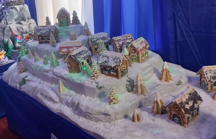 Boże Narodzenie zbliża się wielkimi krokami. W szaleństwie przygotowań każdy, jak tylko może próbuje wyczarować świąteczny nastrój. A wiecie kto zna się na tym najlepiej? Oczywiście Święty Mikołaj. Dlatego też uczniowie klas pierwszych, zamówili dobrą pogodę, wsiedli do autobusu i ruszyli w podróż do Przystanku w Drzewinie, gdzie Mikołaj i jego pomocnicy czekają na wielki dzień. Mimo, że są bardzo zapracowani, znaleźli dla nas czas. Mało tego, zorganizowali również masę atrakcji. Od żywej szopki, poprzez zwiedzanie lapońskiej wioski, kino za jeden uśmiech, wspólne tańce i śpiewy, warsztaty plastyczne, aż do spotkania z samym Świętym Mikołajem. Był to dzień pełen wrażeń, który będziemy wspominać z szerokim uśmiechem na twarzy.
