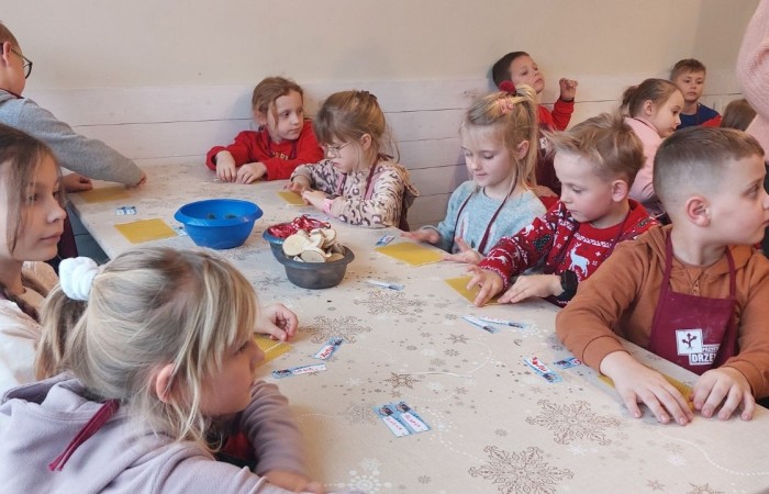 Boże Narodzenie zbliża się wielkimi krokami. W szaleństwie przygotowań każdy, jak tylko może próbuje wyczarować świąteczny nastrój. A wiecie kto zna się na tym najlepiej? Oczywiście Święty Mikołaj. Dlatego też uczniowie klas pierwszych, zamówili dobrą pogodę, wsiedli do autobusu i ruszyli w podróż do Przystanku w Drzewinie, gdzie Mikołaj i jego pomocnicy czekają na wielki dzień. Mimo, że są bardzo zapracowani, znaleźli dla nas czas. Mało tego, zorganizowali również masę atrakcji. Od żywej szopki, poprzez zwiedzanie lapońskiej wioski, kino za jeden uśmiech, wspólne tańce i śpiewy, warsztaty plastyczne, aż do spotkania z samym Świętym Mikołajem. Był to dzień pełen wrażeń, który będziemy wspominać z szerokim uśmiechem na twarzy.
