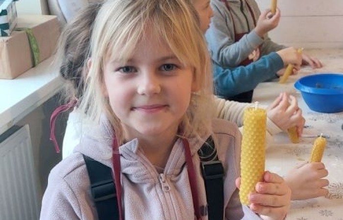 Boże Narodzenie zbliża się wielkimi krokami. W szaleństwie przygotowań każdy, jak tylko może próbuje wyczarować świąteczny nastrój. A wiecie kto zna się na tym najlepiej? Oczywiście Święty Mikołaj. Dlatego też uczniowie klas pierwszych, zamówili dobrą pogodę, wsiedli do autobusu i ruszyli w podróż do Przystanku w Drzewinie, gdzie Mikołaj i jego pomocnicy czekają na wielki dzień. Mimo, że są bardzo zapracowani, znaleźli dla nas czas. Mało tego, zorganizowali również masę atrakcji. Od żywej szopki, poprzez zwiedzanie lapońskiej wioski, kino za jeden uśmiech, wspólne tańce i śpiewy, warsztaty plastyczne, aż do spotkania z samym Świętym Mikołajem. Był to dzień pełen wrażeń, który będziemy wspominać z szerokim uśmiechem na twarzy.
