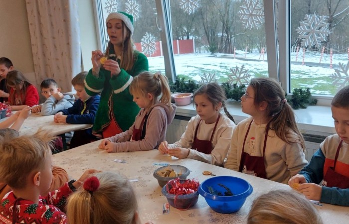 Boże Narodzenie zbliża się wielkimi krokami. W szaleństwie przygotowań każdy, jak tylko może próbuje wyczarować świąteczny nastrój. A wiecie kto zna się na tym najlepiej? Oczywiście Święty Mikołaj. Dlatego też uczniowie klas pierwszych, zamówili dobrą pogodę, wsiedli do autobusu i ruszyli w podróż do Przystanku w Drzewinie, gdzie Mikołaj i jego pomocnicy czekają na wielki dzień. Mimo, że są bardzo zapracowani, znaleźli dla nas czas. Mało tego, zorganizowali również masę atrakcji. Od żywej szopki, poprzez zwiedzanie lapońskiej wioski, kino za jeden uśmiech, wspólne tańce i śpiewy, warsztaty plastyczne, aż do spotkania z samym Świętym Mikołajem. Był to dzień pełen wrażeń, który będziemy wspominać z szerokim uśmiechem na twarzy.
