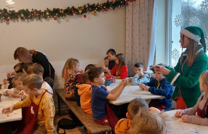 Boże Narodzenie zbliża się wielkimi krokami. W szaleństwie przygotowań każdy, jak tylko może próbuje wyczarować świąteczny nastrój. A wiecie kto zna się na tym najlepiej? Oczywiście Święty Mikołaj. Dlatego też uczniowie klas pierwszych, zamówili dobrą pogodę, wsiedli do autobusu i ruszyli w podróż do Przystanku w Drzewinie, gdzie Mikołaj i jego pomocnicy czekają na wielki dzień. Mimo, że są bardzo zapracowani, znaleźli dla nas czas. Mało tego, zorganizowali również masę atrakcji. Od żywej szopki, poprzez zwiedzanie lapońskiej wioski, kino za jeden uśmiech, wspólne tańce i śpiewy, warsztaty plastyczne, aż do spotkania z samym Świętym Mikołajem. Był to dzień pełen wrażeń, który będziemy wspominać z szerokim uśmiechem na twarzy.
