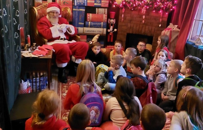 Boże Narodzenie zbliża się wielkimi krokami. W szaleństwie przygotowań każdy, jak tylko może próbuje wyczarować świąteczny nastrój. A wiecie kto zna się na tym najlepiej? Oczywiście Święty Mikołaj. Dlatego też uczniowie klas pierwszych, zamówili dobrą pogodę, wsiedli do autobusu i ruszyli w podróż do Przystanku w Drzewinie, gdzie Mikołaj i jego pomocnicy czekają na wielki dzień. Mimo, że są bardzo zapracowani, znaleźli dla nas czas. Mało tego, zorganizowali również masę atrakcji. Od żywej szopki, poprzez zwiedzanie lapońskiej wioski, kino za jeden uśmiech, wspólne tańce i śpiewy, warsztaty plastyczne, aż do spotkania z samym Świętym Mikołajem. Był to dzień pełen wrażeń, który będziemy wspominać z szerokim uśmiechem na twarzy.
