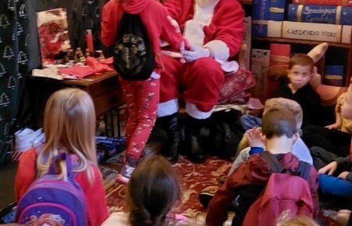 Boże Narodzenie zbliża się wielkimi krokami. W szaleństwie przygotowań każdy, jak tylko może próbuje wyczarować świąteczny nastrój. A wiecie kto zna się na tym najlepiej? Oczywiście Święty Mikołaj. Dlatego też uczniowie klas pierwszych, zamówili dobrą pogodę, wsiedli do autobusu i ruszyli w podróż do Przystanku w Drzewinie, gdzie Mikołaj i jego pomocnicy czekają na wielki dzień. Mimo, że są bardzo zapracowani, znaleźli dla nas czas. Mało tego, zorganizowali również masę atrakcji. Od żywej szopki, poprzez zwiedzanie lapońskiej wioski, kino za jeden uśmiech, wspólne tańce i śpiewy, warsztaty plastyczne, aż do spotkania z samym Świętym Mikołajem. Był to dzień pełen wrażeń, który będziemy wspominać z szerokim uśmiechem na twarzy.
