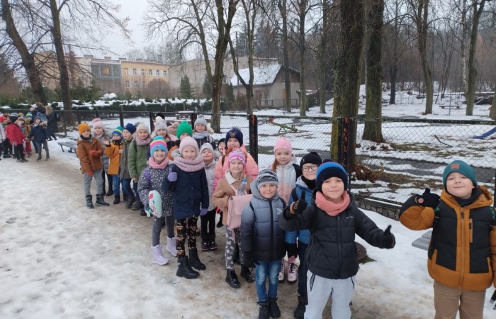 Boże Narodzenie zbliża się wielkimi krokami. W szaleństwie przygotowań każdy, jak tylko może próbuje wyczarować świąteczny nastrój. A wiecie kto zna się na tym najlepiej? Oczywiście Święty Mikołaj. Dlatego też uczniowie klas pierwszych, zamówili dobrą pogodę, wsiedli do autobusu i ruszyli w podróż do Przystanku w Drzewinie, gdzie Mikołaj i jego pomocnicy czekają na wielki dzień. Mimo, że są bardzo zapracowani, znaleźli dla nas czas. Mało tego, zorganizowali również masę atrakcji. Od żywej szopki, poprzez zwiedzanie lapońskiej wioski, kino za jeden uśmiech, wspólne tańce i śpiewy, warsztaty plastyczne, aż do spotkania z samym Świętym Mikołajem. Był to dzień pełen wrażeń, który będziemy wspominać z szerokim uśmiechem na twarzy.

