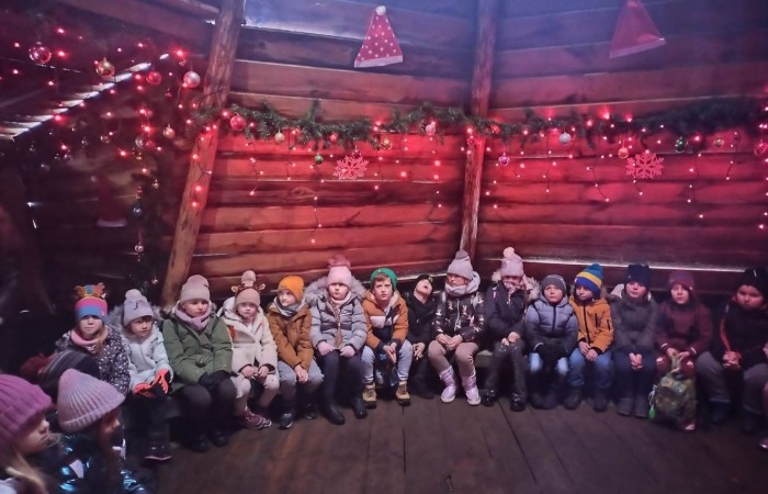 Boże Narodzenie zbliża się wielkimi krokami. W szaleństwie przygotowań każdy, jak tylko może próbuje wyczarować świąteczny nastrój. A wiecie kto zna się na tym najlepiej? Oczywiście Święty Mikołaj. Dlatego też uczniowie klas pierwszych, zamówili dobrą pogodę, wsiedli do autobusu i ruszyli w podróż do Przystanku w Drzewinie, gdzie Mikołaj i jego pomocnicy czekają na wielki dzień. Mimo, że są bardzo zapracowani, znaleźli dla nas czas. Mało tego, zorganizowali również masę atrakcji. Od żywej szopki, poprzez zwiedzanie lapońskiej wioski, kino za jeden uśmiech, wspólne tańce i śpiewy, warsztaty plastyczne, aż do spotkania z samym Świętym Mikołajem. Był to dzień pełen wrażeń, który będziemy wspominać z szerokim uśmiechem na twarzy.
