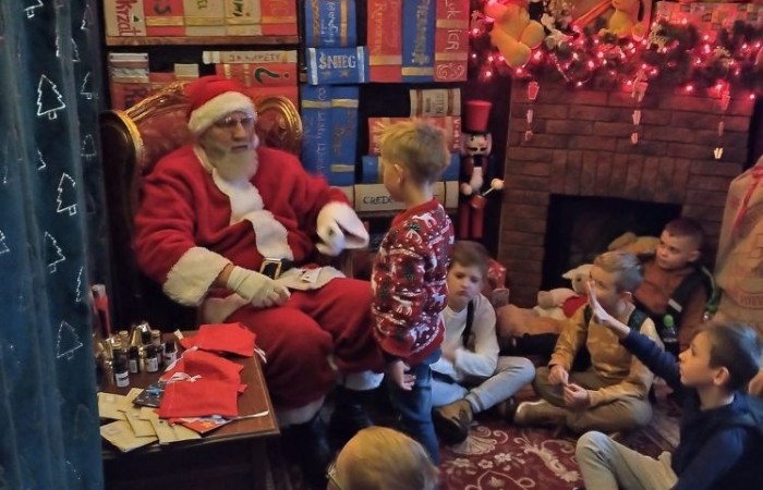 Boże Narodzenie zbliża się wielkimi krokami. W szaleństwie przygotowań każdy, jak tylko może próbuje wyczarować świąteczny nastrój. A wiecie kto zna się na tym najlepiej? Oczywiście Święty Mikołaj. Dlatego też uczniowie klas pierwszych, zamówili dobrą pogodę, wsiedli do autobusu i ruszyli w podróż do Przystanku w Drzewinie, gdzie Mikołaj i jego pomocnicy czekają na wielki dzień. Mimo, że są bardzo zapracowani, znaleźli dla nas czas. Mało tego, zorganizowali również masę atrakcji. Od żywej szopki, poprzez zwiedzanie lapońskiej wioski, kino za jeden uśmiech, wspólne tańce i śpiewy, warsztaty plastyczne, aż do spotkania z samym Świętym Mikołajem. Był to dzień pełen wrażeń, który będziemy wspominać z szerokim uśmiechem na twarzy.
