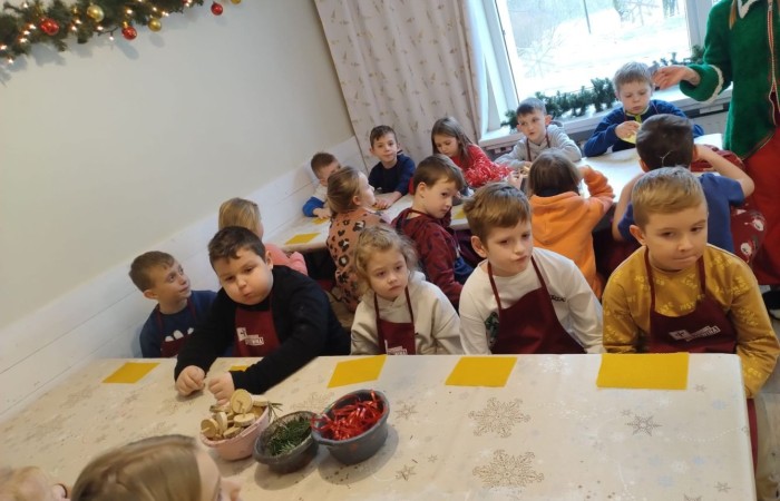 Boże Narodzenie zbliża się wielkimi krokami. W szaleństwie przygotowań każdy, jak tylko może próbuje wyczarować świąteczny nastrój. A wiecie kto zna się na tym najlepiej? Oczywiście Święty Mikołaj. Dlatego też uczniowie klas pierwszych, zamówili dobrą pogodę, wsiedli do autobusu i ruszyli w podróż do Przystanku w Drzewinie, gdzie Mikołaj i jego pomocnicy czekają na wielki dzień. Mimo, że są bardzo zapracowani, znaleźli dla nas czas. Mało tego, zorganizowali również masę atrakcji. Od żywej szopki, poprzez zwiedzanie lapońskiej wioski, kino za jeden uśmiech, wspólne tańce i śpiewy, warsztaty plastyczne, aż do spotkania z samym Świętym Mikołajem. Był to dzień pełen wrażeń, który będziemy wspominać z szerokim uśmiechem na twarzy.
