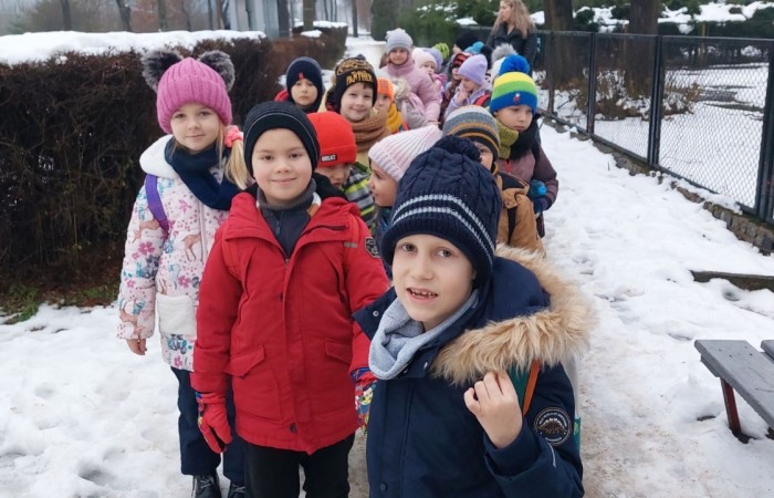 Boże Narodzenie zbliża się wielkimi krokami. W szaleństwie przygotowań każdy, jak tylko może próbuje wyczarować świąteczny nastrój. A wiecie kto zna się na tym najlepiej? Oczywiście Święty Mikołaj. Dlatego też uczniowie klas pierwszych, zamówili dobrą pogodę, wsiedli do autobusu i ruszyli w podróż do Przystanku w Drzewinie, gdzie Mikołaj i jego pomocnicy czekają na wielki dzień. Mimo, że są bardzo zapracowani, znaleźli dla nas czas. Mało tego, zorganizowali również masę atrakcji. Od żywej szopki, poprzez zwiedzanie lapońskiej wioski, kino za jeden uśmiech, wspólne tańce i śpiewy, warsztaty plastyczne, aż do spotkania z samym Świętym Mikołajem. Był to dzień pełen wrażeń, który będziemy wspominać z szerokim uśmiechem na twarzy.
