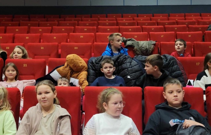 
Uczniowie klas II i III wybrali się na wycieczkę do CSE Światowid w Elblągu. Tam na krótką chwilę przenieśli się do świata niekończących się przygód, a to wszystko za sprawą spektaklu „Baśnie Tysiąca i Jednej Nocy”. W towarzystwie Ali Baby, Sindbada Żeglarza, Dżinów i wielu, wielu innych, odkrywali magiczne historie wywodzące się z tradycji i kultury Bliskiego Wschodu. 
Dla uczniów klas III nie był to jednak koniec atrakcji. Po skończonym przedstawieniu, ruszyli na spacer po Starym Mieście, a następnie odwiedzili Muzeum Archeologiczno-Historyczne, gdzie mieli okazję bliżej poznać historię Elbląga, a także osady Truso i plemienia Gotów. 
