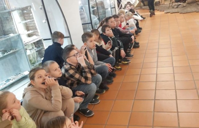 
Uczniowie klas II i III wybrali się na wycieczkę do CSE Światowid w Elblągu. Tam na krótką chwilę przenieśli się do świata niekończących się przygód, a to wszystko za sprawą spektaklu „Baśnie Tysiąca i Jednej Nocy”. W towarzystwie Ali Baby, Sindbada Żeglarza, Dżinów i wielu, wielu innych, odkrywali magiczne historie wywodzące się z tradycji i kultury Bliskiego Wschodu. 
Dla uczniów klas III nie był to jednak koniec atrakcji. Po skończonym przedstawieniu, ruszyli na spacer po Starym Mieście, a następnie odwiedzili Muzeum Archeologiczno-Historyczne, gdzie mieli okazję bliżej poznać historię Elbląga, a także osady Truso i plemienia Gotów. 
