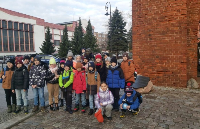 
Uczniowie klas II i III wybrali się na wycieczkę do CSE Światowid w Elblągu. Tam na krótką chwilę przenieśli się do świata niekończących się przygód, a to wszystko za sprawą spektaklu „Baśnie Tysiąca i Jednej Nocy”. W towarzystwie Ali Baby, Sindbada Żeglarza, Dżinów i wielu, wielu innych, odkrywali magiczne historie wywodzące się z tradycji i kultury Bliskiego Wschodu. 
Dla uczniów klas III nie był to jednak koniec atrakcji. Po skończonym przedstawieniu, ruszyli na spacer po Starym Mieście, a następnie odwiedzili Muzeum Archeologiczno-Historyczne, gdzie mieli okazję bliżej poznać historię Elbląga, a także osady Truso i plemienia Gotów. 
