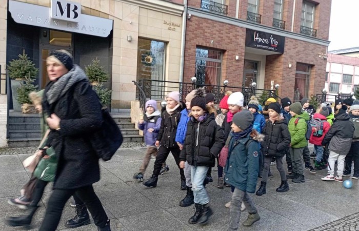 
Uczniowie klas II i III wybrali się na wycieczkę do CSE Światowid w Elblągu. Tam na krótką chwilę przenieśli się do świata niekończących się przygód, a to wszystko za sprawą spektaklu „Baśnie Tysiąca i Jednej Nocy”. W towarzystwie Ali Baby, Sindbada Żeglarza, Dżinów i wielu, wielu innych, odkrywali magiczne historie wywodzące się z tradycji i kultury Bliskiego Wschodu. 
Dla uczniów klas III nie był to jednak koniec atrakcji. Po skończonym przedstawieniu, ruszyli na spacer po Starym Mieście, a następnie odwiedzili Muzeum Archeologiczno-Historyczne, gdzie mieli okazję bliżej poznać historię Elbląga, a także osady Truso i plemienia Gotów. 
