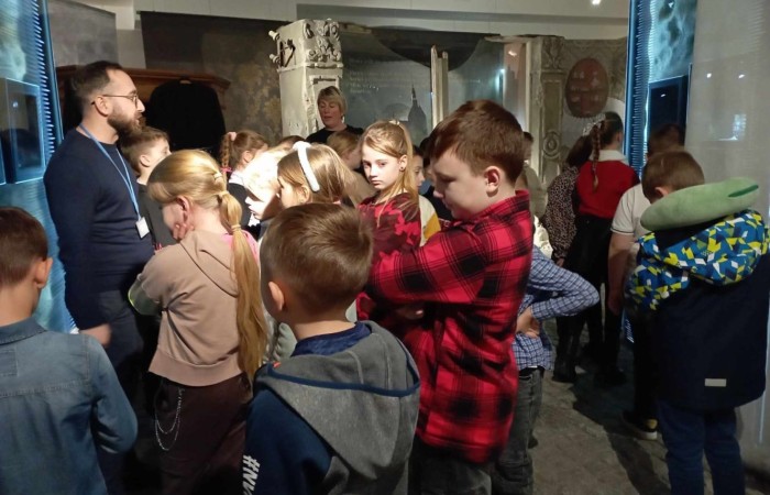 
Uczniowie klas II i III wybrali się na wycieczkę do CSE Światowid w Elblągu. Tam na krótką chwilę przenieśli się do świata niekończących się przygód, a to wszystko za sprawą spektaklu „Baśnie Tysiąca i Jednej Nocy”. W towarzystwie Ali Baby, Sindbada Żeglarza, Dżinów i wielu, wielu innych, odkrywali magiczne historie wywodzące się z tradycji i kultury Bliskiego Wschodu. 
Dla uczniów klas III nie był to jednak koniec atrakcji. Po skończonym przedstawieniu, ruszyli na spacer po Starym Mieście, a następnie odwiedzili Muzeum Archeologiczno-Historyczne, gdzie mieli okazję bliżej poznać historię Elbląga, a także osady Truso i plemienia Gotów. 
