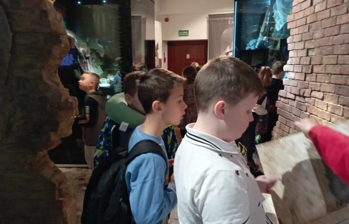 
Uczniowie klas II i III wybrali się na wycieczkę do CSE Światowid w Elblągu. Tam na krótką chwilę przenieśli się do świata niekończących się przygód, a to wszystko za sprawą spektaklu „Baśnie Tysiąca i Jednej Nocy”. W towarzystwie Ali Baby, Sindbada Żeglarza, Dżinów i wielu, wielu innych, odkrywali magiczne historie wywodzące się z tradycji i kultury Bliskiego Wschodu. 
Dla uczniów klas III nie był to jednak koniec atrakcji. Po skończonym przedstawieniu, ruszyli na spacer po Starym Mieście, a następnie odwiedzili Muzeum Archeologiczno-Historyczne, gdzie mieli okazję bliżej poznać historię Elbląga, a także osady Truso i plemienia Gotów. 
