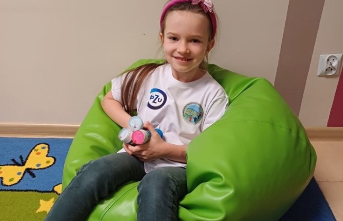 Seria warsztatów mająca na celu wspomaganie wszechstronnego rozwoju dzieci” to projekt realizowany w naszej szkole. Inicjatorem i pomysłodawcą jest Stowarzyszenie Przyjaciele Pasłęckiej Dwójki. Sponsorem wydarzenia jest PZU, które sfinansuje zakup sprzętu i materiałów do realizacji zajęć rozwijających kompetencje społeczno-emocjonalne oraz językowe. Podczas trwania projektu nasze przedszkolaki wezmą udział w zajęciach wspierających rozwój mowy. Uczniowie klas młodszych będą uczyć się jak rozpoznawać swoje emocje i jak sobie z nimi radzić. Dowiedzą się jak zadbać o swoje dobre samopoczucie. Podczas zajęć wykorzystane zostaną programy multimedialne, gry dydaktyczne i liczne ciekawe pomoce. W klasach i salach przedszkolnych powstaną kąciki wyciszenia. Doposażony zostanie też gabinet logopedyczny. Wszystko to, aby zapewnić naszym przedszkolakom i uczniom możliwość wszechstronnego rozwoju. Cieszymy się, że możemy być częścią tak potrzebnego przedsięwzięcia.
Dziękujemy Sponsorowi PZU za świetną inicjatywę i współpracę.