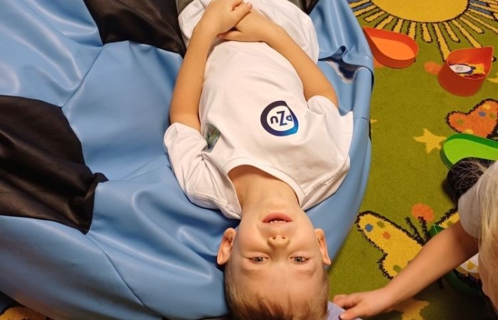 Seria warsztatów mająca na celu wspomaganie wszechstronnego rozwoju dzieci” to projekt realizowany w naszej szkole. Inicjatorem i pomysłodawcą jest Stowarzyszenie Przyjaciele Pasłęckiej Dwójki. Sponsorem wydarzenia jest PZU, które sfinansuje zakup sprzętu i materiałów do realizacji zajęć rozwijających kompetencje społeczno-emocjonalne oraz językowe. Podczas trwania projektu nasze przedszkolaki wezmą udział w zajęciach wspierających rozwój mowy. Uczniowie klas młodszych będą uczyć się jak rozpoznawać swoje emocje i jak sobie z nimi radzić. Dowiedzą się jak zadbać o swoje dobre samopoczucie. Podczas zajęć wykorzystane zostaną programy multimedialne, gry dydaktyczne i liczne ciekawe pomoce. W klasach i salach przedszkolnych powstaną kąciki wyciszenia. Doposażony zostanie też gabinet logopedyczny. Wszystko to, aby zapewnić naszym przedszkolakom i uczniom możliwość wszechstronnego rozwoju. Cieszymy się, że możemy być częścią tak potrzebnego przedsięwzięcia.
Dziękujemy Sponsorowi PZU za świetną inicjatywę i współpracę.