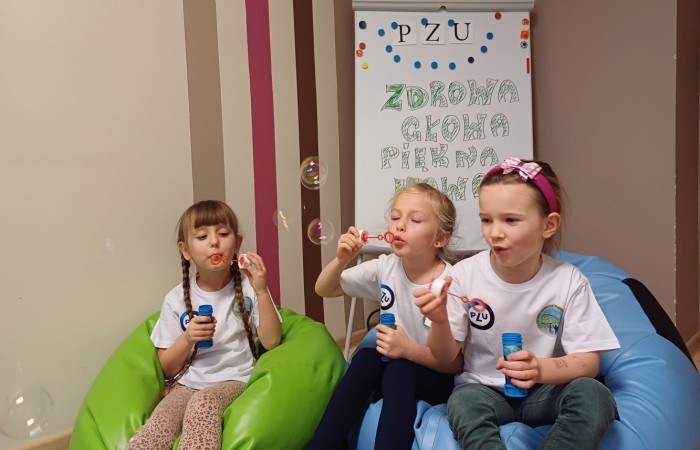 Seria warsztatów mająca na celu wspomaganie wszechstronnego rozwoju dzieci” to projekt realizowany w naszej szkole. Inicjatorem i pomysłodawcą jest Stowarzyszenie Przyjaciele Pasłęckiej Dwójki. Sponsorem wydarzenia jest PZU, które sfinansuje zakup sprzętu i materiałów do realizacji zajęć rozwijających kompetencje społeczno-emocjonalne oraz językowe. Podczas trwania projektu nasze przedszkolaki wezmą udział w zajęciach wspierających rozwój mowy. Uczniowie klas młodszych będą uczyć się jak rozpoznawać swoje emocje i jak sobie z nimi radzić. Dowiedzą się jak zadbać o swoje dobre samopoczucie. Podczas zajęć wykorzystane zostaną programy multimedialne, gry dydaktyczne i liczne ciekawe pomoce. W klasach i salach przedszkolnych powstaną kąciki wyciszenia. Doposażony zostanie też gabinet logopedyczny. Wszystko to, aby zapewnić naszym przedszkolakom i uczniom możliwość wszechstronnego rozwoju. Cieszymy się, że możemy być częścią tak potrzebnego przedsięwzięcia.
Dziękujemy Sponsorowi PZU za świetną inicjatywę i współpracę.