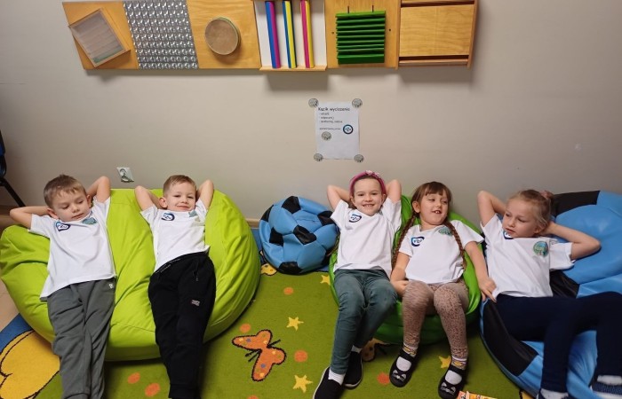 Seria warsztatów mająca na celu wspomaganie wszechstronnego rozwoju dzieci” to projekt realizowany w naszej szkole. Inicjatorem i pomysłodawcą jest Stowarzyszenie Przyjaciele Pasłęckiej Dwójki. Sponsorem wydarzenia jest PZU, które sfinansuje zakup sprzętu i materiałów do realizacji zajęć rozwijających kompetencje społeczno-emocjonalne oraz językowe. Podczas trwania projektu nasze przedszkolaki wezmą udział w zajęciach wspierających rozwój mowy. Uczniowie klas młodszych będą uczyć się jak rozpoznawać swoje emocje i jak sobie z nimi radzić. Dowiedzą się jak zadbać o swoje dobre samopoczucie. Podczas zajęć wykorzystane zostaną programy multimedialne, gry dydaktyczne i liczne ciekawe pomoce. W klasach i salach przedszkolnych powstaną kąciki wyciszenia. Doposażony zostanie też gabinet logopedyczny. Wszystko to, aby zapewnić naszym przedszkolakom i uczniom możliwość wszechstronnego rozwoju. Cieszymy się, że możemy być częścią tak potrzebnego przedsięwzięcia.
Dziękujemy Sponsorowi PZU za świetną inicjatywę i współpracę.