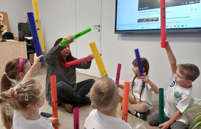 Seria warsztatów mająca na celu wspomaganie wszechstronnego rozwoju dzieci” to projekt realizowany w naszej szkole. Inicjatorem i pomysłodawcą jest Stowarzyszenie Przyjaciele Pasłęckiej Dwójki. Sponsorem wydarzenia jest PZU, które sfinansuje zakup sprzętu i materiałów do realizacji zajęć rozwijających kompetencje społeczno-emocjonalne oraz językowe. Podczas trwania projektu nasze przedszkolaki wezmą udział w zajęciach wspierających rozwój mowy. Uczniowie klas młodszych będą uczyć się jak rozpoznawać swoje emocje i jak sobie z nimi radzić. Dowiedzą się jak zadbać o swoje dobre samopoczucie. Podczas zajęć wykorzystane zostaną programy multimedialne, gry dydaktyczne i liczne ciekawe pomoce. W klasach i salach przedszkolnych powstaną kąciki wyciszenia. Doposażony zostanie też gabinet logopedyczny. Wszystko to, aby zapewnić naszym przedszkolakom i uczniom możliwość wszechstronnego rozwoju. Cieszymy się, że możemy być częścią tak potrzebnego przedsięwzięcia.
Dziękujemy Sponsorowi PZU za świetną inicjatywę i współpracę.