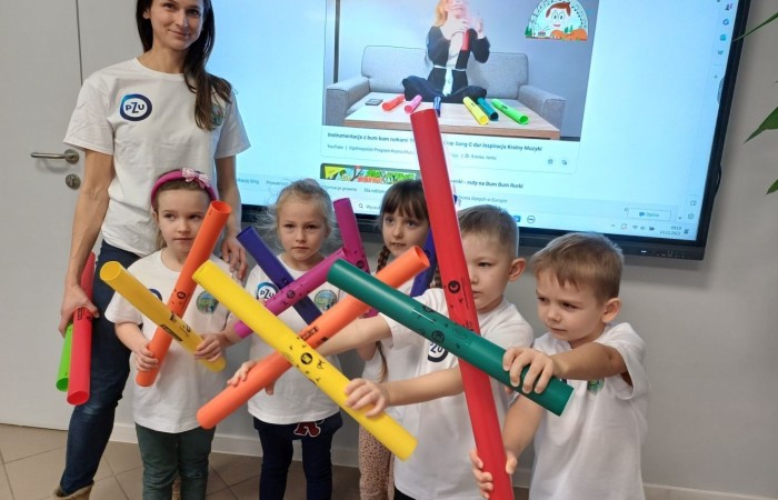 Seria warsztatów mająca na celu wspomaganie wszechstronnego rozwoju dzieci” to projekt realizowany w naszej szkole. Inicjatorem i pomysłodawcą jest Stowarzyszenie Przyjaciele Pasłęckiej Dwójki. Sponsorem wydarzenia jest PZU, które sfinansuje zakup sprzętu i materiałów do realizacji zajęć rozwijających kompetencje społeczno-emocjonalne oraz językowe. Podczas trwania projektu nasze przedszkolaki wezmą udział w zajęciach wspierających rozwój mowy. Uczniowie klas młodszych będą uczyć się jak rozpoznawać swoje emocje i jak sobie z nimi radzić. Dowiedzą się jak zadbać o swoje dobre samopoczucie. Podczas zajęć wykorzystane zostaną programy multimedialne, gry dydaktyczne i liczne ciekawe pomoce. W klasach i salach przedszkolnych powstaną kąciki wyciszenia. Doposażony zostanie też gabinet logopedyczny. Wszystko to, aby zapewnić naszym przedszkolakom i uczniom możliwość wszechstronnego rozwoju. Cieszymy się, że możemy być częścią tak potrzebnego przedsięwzięcia.
Dziękujemy Sponsorowi PZU za świetną inicjatywę i współpracę.