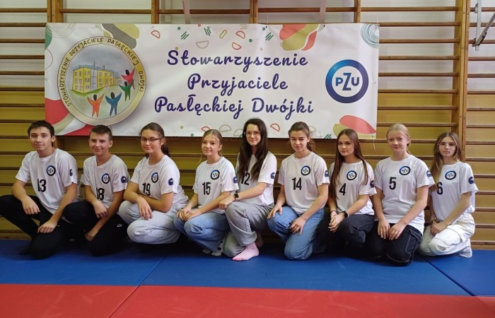 Seria warsztatów mająca na celu wspomaganie wszechstronnego rozwoju dzieci” to projekt realizowany w naszej szkole. Inicjatorem i pomysłodawcą jest Stowarzyszenie Przyjaciele Pasłęckiej Dwójki. Sponsorem wydarzenia jest PZU, które sfinansuje zakup sprzętu i materiałów do realizacji zajęć rozwijających kompetencje społeczno-emocjonalne oraz językowe. Podczas trwania projektu nasze przedszkolaki wezmą udział w zajęciach wspierających rozwój mowy. Uczniowie klas młodszych będą uczyć się jak rozpoznawać swoje emocje i jak sobie z nimi radzić. Dowiedzą się jak zadbać o swoje dobre samopoczucie. Podczas zajęć wykorzystane zostaną programy multimedialne, gry dydaktyczne i liczne ciekawe pomoce. W klasach i salach przedszkolnych powstaną kąciki wyciszenia. Doposażony zostanie też gabinet logopedyczny. Wszystko to, aby zapewnić naszym przedszkolakom i uczniom możliwość wszechstronnego rozwoju. Cieszymy się, że możemy być częścią tak potrzebnego przedsięwzięcia.
Dziękujemy Sponsorowi PZU za świetną inicjatywę i współpracę.