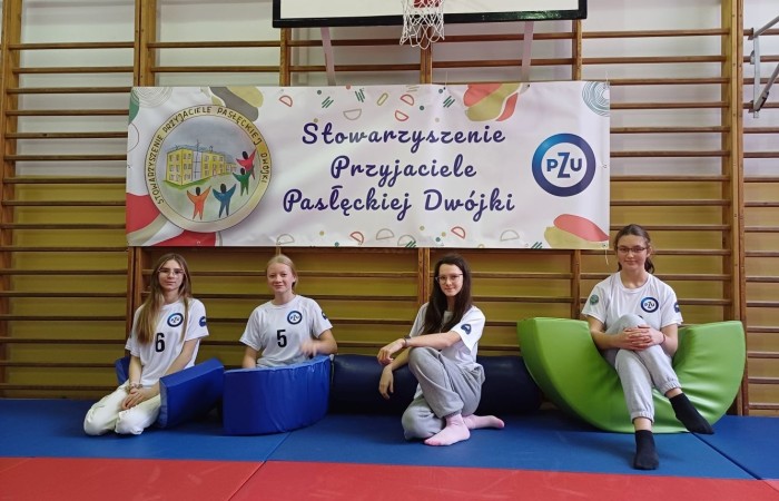 Seria warsztatów mająca na celu wspomaganie wszechstronnego rozwoju dzieci” to projekt realizowany w naszej szkole. Inicjatorem i pomysłodawcą jest Stowarzyszenie Przyjaciele Pasłęckiej Dwójki. Sponsorem wydarzenia jest PZU, które sfinansuje zakup sprzętu i materiałów do realizacji zajęć rozwijających kompetencje społeczno-emocjonalne oraz językowe. Podczas trwania projektu nasze przedszkolaki wezmą udział w zajęciach wspierających rozwój mowy. Uczniowie klas młodszych będą uczyć się jak rozpoznawać swoje emocje i jak sobie z nimi radzić. Dowiedzą się jak zadbać o swoje dobre samopoczucie. Podczas zajęć wykorzystane zostaną programy multimedialne, gry dydaktyczne i liczne ciekawe pomoce. W klasach i salach przedszkolnych powstaną kąciki wyciszenia. Doposażony zostanie też gabinet logopedyczny. Wszystko to, aby zapewnić naszym przedszkolakom i uczniom możliwość wszechstronnego rozwoju. Cieszymy się, że możemy być częścią tak potrzebnego przedsięwzięcia.
Dziękujemy Sponsorowi PZU za świetną inicjatywę i współpracę.