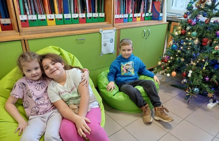 Seria warsztatów mająca na celu wspomaganie wszechstronnego rozwoju dzieci” to projekt realizowany w naszej szkole. Inicjatorem i pomysłodawcą jest Stowarzyszenie Przyjaciele Pasłęckiej Dwójki. Sponsorem wydarzenia jest PZU, które sfinansuje zakup sprzętu i materiałów do realizacji zajęć rozwijających kompetencje społeczno-emocjonalne oraz językowe. Podczas trwania projektu nasze przedszkolaki wezmą udział w zajęciach wspierających rozwój mowy. Uczniowie klas młodszych będą uczyć się jak rozpoznawać swoje emocje i jak sobie z nimi radzić. Dowiedzą się jak zadbać o swoje dobre samopoczucie. Podczas zajęć wykorzystane zostaną programy multimedialne, gry dydaktyczne i liczne ciekawe pomoce. W klasach i salach przedszkolnych powstaną kąciki wyciszenia. Doposażony zostanie też gabinet logopedyczny. Wszystko to, aby zapewnić naszym przedszkolakom i uczniom możliwość wszechstronnego rozwoju. Cieszymy się, że możemy być częścią tak potrzebnego przedsięwzięcia.
Dziękujemy Sponsorowi PZU za świetną inicjatywę i współpracę.