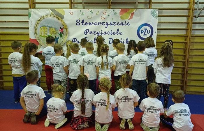 Seria warsztatów mająca na celu wspomaganie wszechstronnego rozwoju dzieci” to projekt realizowany w naszej szkole. Inicjatorem i pomysłodawcą jest Stowarzyszenie Przyjaciele Pasłęckiej Dwójki. Sponsorem wydarzenia jest PZU, które sfinansuje zakup sprzętu i materiałów do realizacji zajęć rozwijających kompetencje społeczno-emocjonalne oraz językowe. Podczas trwania projektu nasze przedszkolaki wezmą udział w zajęciach wspierających rozwój mowy. Uczniowie klas młodszych będą uczyć się jak rozpoznawać swoje emocje i jak sobie z nimi radzić. Dowiedzą się jak zadbać o swoje dobre samopoczucie. Podczas zajęć wykorzystane zostaną programy multimedialne, gry dydaktyczne i liczne ciekawe pomoce. W klasach i salach przedszkolnych powstaną kąciki wyciszenia. Doposażony zostanie też gabinet logopedyczny. Wszystko to, aby zapewnić naszym przedszkolakom i uczniom możliwość wszechstronnego rozwoju. Cieszymy się, że możemy być częścią tak potrzebnego przedsięwzięcia.
Dziękujemy Sponsorowi PZU za świetną inicjatywę i współpracę.