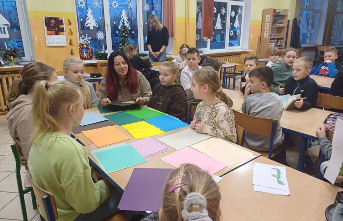 Seria warsztatów mająca na celu wspomaganie wszechstronnego rozwoju dzieci” to projekt realizowany w naszej szkole. Inicjatorem i pomysłodawcą jest Stowarzyszenie Przyjaciele Pasłęckiej Dwójki. Sponsorem wydarzenia jest PZU, które sfinansuje zakup sprzętu i materiałów do realizacji zajęć rozwijających kompetencje społeczno-emocjonalne oraz językowe. Podczas trwania projektu nasze przedszkolaki wezmą udział w zajęciach wspierających rozwój mowy. Uczniowie klas młodszych będą uczyć się jak rozpoznawać swoje emocje i jak sobie z nimi radzić. Dowiedzą się jak zadbać o swoje dobre samopoczucie. Podczas zajęć wykorzystane zostaną programy multimedialne, gry dydaktyczne i liczne ciekawe pomoce. W klasach i salach przedszkolnych powstaną kąciki wyciszenia. Doposażony zostanie też gabinet logopedyczny. Wszystko to, aby zapewnić naszym przedszkolakom i uczniom możliwość wszechstronnego rozwoju. Cieszymy się, że możemy być częścią tak potrzebnego przedsięwzięcia.
Dziękujemy Sponsorowi PZU za świetną inicjatywę i współpracę.