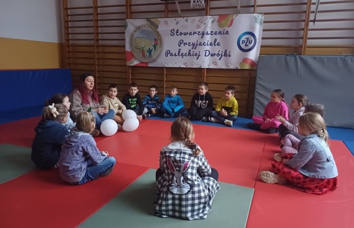 Seria warsztatów mająca na celu wspomaganie wszechstronnego rozwoju dzieci” to projekt realizowany w naszej szkole. Inicjatorem i pomysłodawcą jest Stowarzyszenie Przyjaciele Pasłęckiej Dwójki. Sponsorem wydarzenia jest PZU, które sfinansuje zakup sprzętu i materiałów do realizacji zajęć rozwijających kompetencje społeczno-emocjonalne oraz językowe. Podczas trwania projektu nasze przedszkolaki wezmą udział w zajęciach wspierających rozwój mowy. Uczniowie klas młodszych będą uczyć się jak rozpoznawać swoje emocje i jak sobie z nimi radzić. Dowiedzą się jak zadbać o swoje dobre samopoczucie. Podczas zajęć wykorzystane zostaną programy multimedialne, gry dydaktyczne i liczne ciekawe pomoce. W klasach i salach przedszkolnych powstaną kąciki wyciszenia. Doposażony zostanie też gabinet logopedyczny. Wszystko to, aby zapewnić naszym przedszkolakom i uczniom możliwość wszechstronnego rozwoju. Cieszymy się, że możemy być częścią tak potrzebnego przedsięwzięcia.
Dziękujemy Sponsorowi PZU za świetną inicjatywę i współpracę.