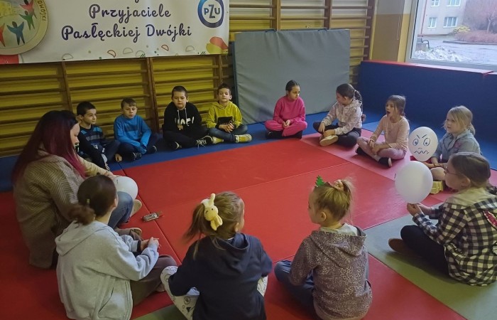 Seria warsztatów mająca na celu wspomaganie wszechstronnego rozwoju dzieci” to projekt realizowany w naszej szkole. Inicjatorem i pomysłodawcą jest Stowarzyszenie Przyjaciele Pasłęckiej Dwójki. Sponsorem wydarzenia jest PZU, które sfinansuje zakup sprzętu i materiałów do realizacji zajęć rozwijających kompetencje społeczno-emocjonalne oraz językowe. Podczas trwania projektu nasze przedszkolaki wezmą udział w zajęciach wspierających rozwój mowy. Uczniowie klas młodszych będą uczyć się jak rozpoznawać swoje emocje i jak sobie z nimi radzić. Dowiedzą się jak zadbać o swoje dobre samopoczucie. Podczas zajęć wykorzystane zostaną programy multimedialne, gry dydaktyczne i liczne ciekawe pomoce. W klasach i salach przedszkolnych powstaną kąciki wyciszenia. Doposażony zostanie też gabinet logopedyczny. Wszystko to, aby zapewnić naszym przedszkolakom i uczniom możliwość wszechstronnego rozwoju. Cieszymy się, że możemy być częścią tak potrzebnego przedsięwzięcia.
Dziękujemy Sponsorowi PZU za świetną inicjatywę i współpracę.