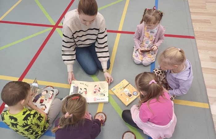 Seria warsztatów mająca na celu wspomaganie wszechstronnego rozwoju dzieci” to projekt realizowany w naszej szkole. Inicjatorem i pomysłodawcą jest Stowarzyszenie Przyjaciele Pasłęckiej Dwójki. Sponsorem wydarzenia jest PZU, które sfinansuje zakup sprzętu i materiałów do realizacji zajęć rozwijających kompetencje społeczno-emocjonalne oraz językowe. Podczas trwania projektu nasze przedszkolaki wezmą udział w zajęciach wspierających rozwój mowy. Uczniowie klas młodszych będą uczyć się jak rozpoznawać swoje emocje i jak sobie z nimi radzić. Dowiedzą się jak zadbać o swoje dobre samopoczucie. Podczas zajęć wykorzystane zostaną programy multimedialne, gry dydaktyczne i liczne ciekawe pomoce. W klasach i salach przedszkolnych powstaną kąciki wyciszenia. Doposażony zostanie też gabinet logopedyczny. Wszystko to, aby zapewnić naszym przedszkolakom i uczniom możliwość wszechstronnego rozwoju. Cieszymy się, że możemy być częścią tak potrzebnego przedsięwzięcia.
Dziękujemy Sponsorowi PZU za świetną inicjatywę i współpracę.