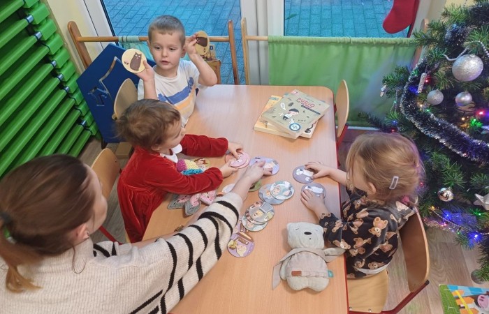 Seria warsztatów mająca na celu wspomaganie wszechstronnego rozwoju dzieci” to projekt realizowany w naszej szkole. Inicjatorem i pomysłodawcą jest Stowarzyszenie Przyjaciele Pasłęckiej Dwójki. Sponsorem wydarzenia jest PZU, które sfinansuje zakup sprzętu i materiałów do realizacji zajęć rozwijających kompetencje społeczno-emocjonalne oraz językowe. Podczas trwania projektu nasze przedszkolaki wezmą udział w zajęciach wspierających rozwój mowy. Uczniowie klas młodszych będą uczyć się jak rozpoznawać swoje emocje i jak sobie z nimi radzić. Dowiedzą się jak zadbać o swoje dobre samopoczucie. Podczas zajęć wykorzystane zostaną programy multimedialne, gry dydaktyczne i liczne ciekawe pomoce. W klasach i salach przedszkolnych powstaną kąciki wyciszenia. Doposażony zostanie też gabinet logopedyczny. Wszystko to, aby zapewnić naszym przedszkolakom i uczniom możliwość wszechstronnego rozwoju. Cieszymy się, że możemy być częścią tak potrzebnego przedsięwzięcia.
Dziękujemy Sponsorowi PZU za świetną inicjatywę i współpracę.