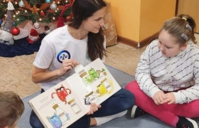 Seria warsztatów mająca na celu wspomaganie wszechstronnego rozwoju dzieci” to projekt realizowany w naszej szkole. Inicjatorem i pomysłodawcą jest Stowarzyszenie Przyjaciele Pasłęckiej Dwójki. Sponsorem wydarzenia jest PZU, które sfinansuje zakup sprzętu i materiałów do realizacji zajęć rozwijających kompetencje społeczno-emocjonalne oraz językowe. Podczas trwania projektu nasze przedszkolaki wezmą udział w zajęciach wspierających rozwój mowy. Uczniowie klas młodszych będą uczyć się jak rozpoznawać swoje emocje i jak sobie z nimi radzić. Dowiedzą się jak zadbać o swoje dobre samopoczucie. Podczas zajęć wykorzystane zostaną programy multimedialne, gry dydaktyczne i liczne ciekawe pomoce. W klasach i salach przedszkolnych powstaną kąciki wyciszenia. Doposażony zostanie też gabinet logopedyczny. Wszystko to, aby zapewnić naszym przedszkolakom i uczniom możliwość wszechstronnego rozwoju. Cieszymy się, że możemy być częścią tak potrzebnego przedsięwzięcia.
Dziękujemy Sponsorowi PZU za świetną inicjatywę i współpracę.