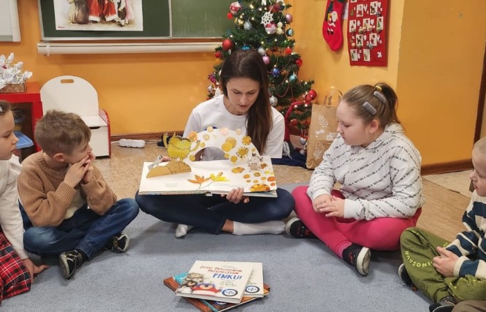 Seria warsztatów mająca na celu wspomaganie wszechstronnego rozwoju dzieci” to projekt realizowany w naszej szkole. Inicjatorem i pomysłodawcą jest Stowarzyszenie Przyjaciele Pasłęckiej Dwójki. Sponsorem wydarzenia jest PZU, które sfinansuje zakup sprzętu i materiałów do realizacji zajęć rozwijających kompetencje społeczno-emocjonalne oraz językowe. Podczas trwania projektu nasze przedszkolaki wezmą udział w zajęciach wspierających rozwój mowy. Uczniowie klas młodszych będą uczyć się jak rozpoznawać swoje emocje i jak sobie z nimi radzić. Dowiedzą się jak zadbać o swoje dobre samopoczucie. Podczas zajęć wykorzystane zostaną programy multimedialne, gry dydaktyczne i liczne ciekawe pomoce. W klasach i salach przedszkolnych powstaną kąciki wyciszenia. Doposażony zostanie też gabinet logopedyczny. Wszystko to, aby zapewnić naszym przedszkolakom i uczniom możliwość wszechstronnego rozwoju. Cieszymy się, że możemy być częścią tak potrzebnego przedsięwzięcia.
Dziękujemy Sponsorowi PZU za świetną inicjatywę i współpracę.