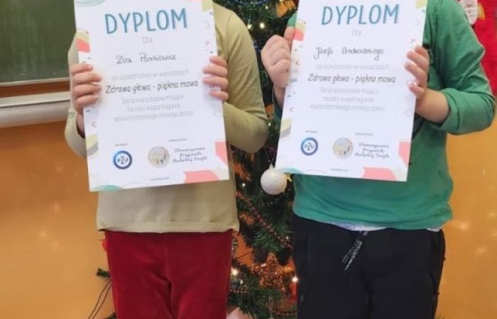 Seria warsztatów mająca na celu wspomaganie wszechstronnego rozwoju dzieci” to projekt realizowany w naszej szkole. Inicjatorem i pomysłodawcą jest Stowarzyszenie Przyjaciele Pasłęckiej Dwójki. Sponsorem wydarzenia jest PZU, które sfinansuje zakup sprzętu i materiałów do realizacji zajęć rozwijających kompetencje społeczno-emocjonalne oraz językowe. Podczas trwania projektu nasze przedszkolaki wezmą udział w zajęciach wspierających rozwój mowy. Uczniowie klas młodszych będą uczyć się jak rozpoznawać swoje emocje i jak sobie z nimi radzić. Dowiedzą się jak zadbać o swoje dobre samopoczucie. Podczas zajęć wykorzystane zostaną programy multimedialne, gry dydaktyczne i liczne ciekawe pomoce. W klasach i salach przedszkolnych powstaną kąciki wyciszenia. Doposażony zostanie też gabinet logopedyczny. Wszystko to, aby zapewnić naszym przedszkolakom i uczniom możliwość wszechstronnego rozwoju. Cieszymy się, że możemy być częścią tak potrzebnego przedsięwzięcia.
Dziękujemy Sponsorowi PZU za świetną inicjatywę i współpracę.