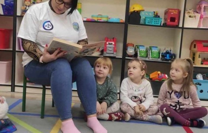 Seria warsztatów mająca na celu wspomaganie wszechstronnego rozwoju dzieci” to projekt realizowany w naszej szkole. Inicjatorem i pomysłodawcą jest Stowarzyszenie Przyjaciele Pasłęckiej Dwójki. Sponsorem wydarzenia jest PZU, które sfinansuje zakup sprzętu i materiałów do realizacji zajęć rozwijających kompetencje społeczno-emocjonalne oraz językowe. Podczas trwania projektu nasze przedszkolaki wezmą udział w zajęciach wspierających rozwój mowy. Uczniowie klas młodszych będą uczyć się jak rozpoznawać swoje emocje i jak sobie z nimi radzić. Dowiedzą się jak zadbać o swoje dobre samopoczucie. Podczas zajęć wykorzystane zostaną programy multimedialne, gry dydaktyczne i liczne ciekawe pomoce. W klasach i salach przedszkolnych powstaną kąciki wyciszenia. Doposażony zostanie też gabinet logopedyczny. Wszystko to, aby zapewnić naszym przedszkolakom i uczniom możliwość wszechstronnego rozwoju. Cieszymy się, że możemy być częścią tak potrzebnego przedsięwzięcia.
Dziękujemy Sponsorowi PZU za świetną inicjatywę i współpracę.