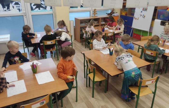 Seria warsztatów mająca na celu wspomaganie wszechstronnego rozwoju dzieci” to projekt realizowany w naszej szkole. Inicjatorem i pomysłodawcą jest Stowarzyszenie Przyjaciele Pasłęckiej Dwójki. Sponsorem wydarzenia jest PZU, które sfinansuje zakup sprzętu i materiałów do realizacji zajęć rozwijających kompetencje społeczno-emocjonalne oraz językowe. Podczas trwania projektu nasze przedszkolaki wezmą udział w zajęciach wspierających rozwój mowy. Uczniowie klas młodszych będą uczyć się jak rozpoznawać swoje emocje i jak sobie z nimi radzić. Dowiedzą się jak zadbać o swoje dobre samopoczucie. Podczas zajęć wykorzystane zostaną programy multimedialne, gry dydaktyczne i liczne ciekawe pomoce. W klasach i salach przedszkolnych powstaną kąciki wyciszenia. Doposażony zostanie też gabinet logopedyczny. Wszystko to, aby zapewnić naszym przedszkolakom i uczniom możliwość wszechstronnego rozwoju. Cieszymy się, że możemy być częścią tak potrzebnego przedsięwzięcia.
Dziękujemy Sponsorowi PZU za świetną inicjatywę i współpracę.