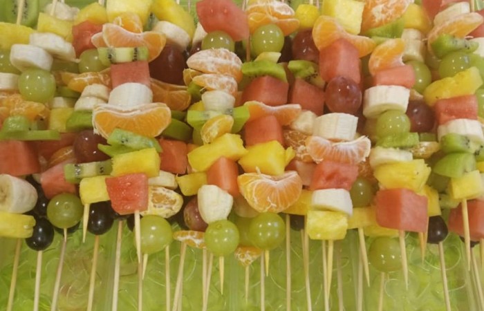 Dnia 19 grudnia w naszej szkole zorganizowany został  Dzień Walki z Otyłością. 

W tym dniu odbyła się akcja promująca zdrowy styl życia.
Miała ona na celu:
- mobilizowanie uczniów do działań wspomagających zdrowy styl życia,
- uświadomienie uczniom chorób związanych z nieprzestrzeganiem prawidłowej diety i skutkach z tym związanych,
- nabycie umiejętności obliczania przez uczniów BMI celem poprawy stanu zdrowia,
- uświadomienie zagrożeń wynikających z chorób układu krążenia, pokarmowego i chorób cywilizacyjnych wskutek niewłaściwej diety,
- pomocy w przygotowaniu diety dla dzieci wspomagającej naukę w szkole i poprawiającej efekty w uczeniu się,
- nabycie umiejętności myślenia przez uczniów w kategoriach prozdrowotnych.
Wyznaczeni uczniowie kl. 7 i 8  mierzyli i ważyli zainteresowanych uczniów. Obliczali wspólnie z nimi – BMI, informując ich o odchyleniach od normy. Dokonywali pomiaru ciśnienia krwi, celem sprawdzenia jego prawidłowości. 

W akcję promującą zdrowy styl życia włączyli się rodzice uczniów kl.IVb, którzy przygotowali bufet oparty na prozdrowotnych składnikach pokarmowych wspierających prawidłowe i zdrowe odżywianie. 