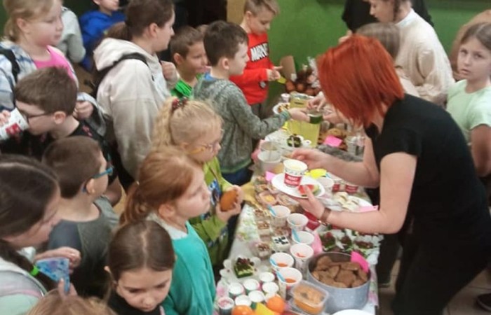 Dnia 19 grudnia w naszej szkole zorganizowany został  Dzień Walki z Otyłością. 

W tym dniu odbyła się akcja promująca zdrowy styl życia.
Miała ona na celu:
- mobilizowanie uczniów do działań wspomagających zdrowy styl życia,
- uświadomienie uczniom chorób związanych z nieprzestrzeganiem prawidłowej diety i skutkach z tym związanych,
- nabycie umiejętności obliczania przez uczniów BMI celem poprawy stanu zdrowia,
- uświadomienie zagrożeń wynikających z chorób układu krążenia, pokarmowego i chorób cywilizacyjnych wskutek niewłaściwej diety,
- pomocy w przygotowaniu diety dla dzieci wspomagającej naukę w szkole i poprawiającej efekty w uczeniu się,
- nabycie umiejętności myślenia przez uczniów w kategoriach prozdrowotnych.
Wyznaczeni uczniowie kl. 7 i 8  mierzyli i ważyli zainteresowanych uczniów. Obliczali wspólnie z nimi – BMI, informując ich o odchyleniach od normy. Dokonywali pomiaru ciśnienia krwi, celem sprawdzenia jego prawidłowości. 

W akcję promującą zdrowy styl życia włączyli się rodzice uczniów kl.IVb, którzy przygotowali bufet oparty na prozdrowotnych składnikach pokarmowych wspierających prawidłowe i zdrowe odżywianie. 