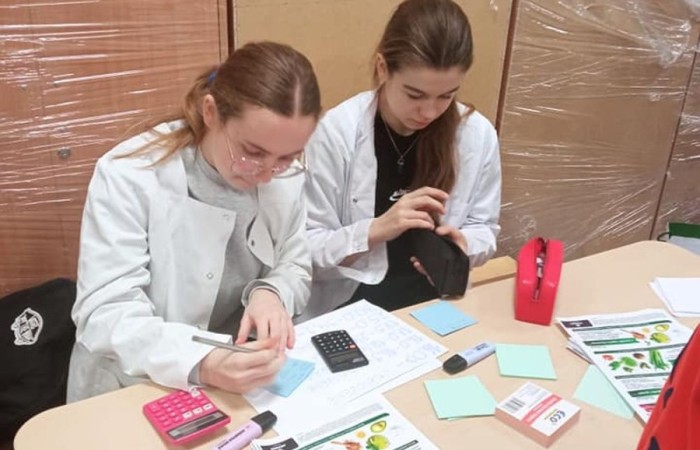 Dnia 19 grudnia w naszej szkole zorganizowany został  Dzień Walki z Otyłością. 

W tym dniu odbyła się akcja promująca zdrowy styl życia.
Miała ona na celu:
- mobilizowanie uczniów do działań wspomagających zdrowy styl życia,
- uświadomienie uczniom chorób związanych z nieprzestrzeganiem prawidłowej diety i skutkach z tym związanych,
- nabycie umiejętności obliczania przez uczniów BMI celem poprawy stanu zdrowia,
- uświadomienie zagrożeń wynikających z chorób układu krążenia, pokarmowego i chorób cywilizacyjnych wskutek niewłaściwej diety,
- pomocy w przygotowaniu diety dla dzieci wspomagającej naukę w szkole i poprawiającej efekty w uczeniu się,
- nabycie umiejętności myślenia przez uczniów w kategoriach prozdrowotnych.
Wyznaczeni uczniowie kl. 7 i 8  mierzyli i ważyli zainteresowanych uczniów. Obliczali wspólnie z nimi – BMI, informując ich o odchyleniach od normy. Dokonywali pomiaru ciśnienia krwi, celem sprawdzenia jego prawidłowości. 

W akcję promującą zdrowy styl życia włączyli się rodzice uczniów kl.IVb, którzy przygotowali bufet oparty na prozdrowotnych składnikach pokarmowych wspierających prawidłowe i zdrowe odżywianie. 