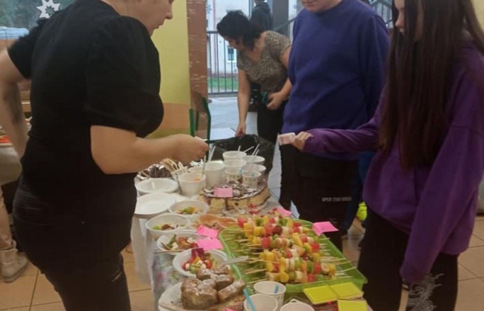 Dnia 19 grudnia w naszej szkole zorganizowany został  Dzień Walki z Otyłością. 

W tym dniu odbyła się akcja promująca zdrowy styl życia.
Miała ona na celu:
- mobilizowanie uczniów do działań wspomagających zdrowy styl życia,
- uświadomienie uczniom chorób związanych z nieprzestrzeganiem prawidłowej diety i skutkach z tym związanych,
- nabycie umiejętności obliczania przez uczniów BMI celem poprawy stanu zdrowia,
- uświadomienie zagrożeń wynikających z chorób układu krążenia, pokarmowego i chorób cywilizacyjnych wskutek niewłaściwej diety,
- pomocy w przygotowaniu diety dla dzieci wspomagającej naukę w szkole i poprawiającej efekty w uczeniu się,
- nabycie umiejętności myślenia przez uczniów w kategoriach prozdrowotnych.
Wyznaczeni uczniowie kl. 7 i 8  mierzyli i ważyli zainteresowanych uczniów. Obliczali wspólnie z nimi – BMI, informując ich o odchyleniach od normy. Dokonywali pomiaru ciśnienia krwi, celem sprawdzenia jego prawidłowości. 

W akcję promującą zdrowy styl życia włączyli się rodzice uczniów kl.IVb, którzy przygotowali bufet oparty na prozdrowotnych składnikach pokarmowych wspierających prawidłowe i zdrowe odżywianie. 