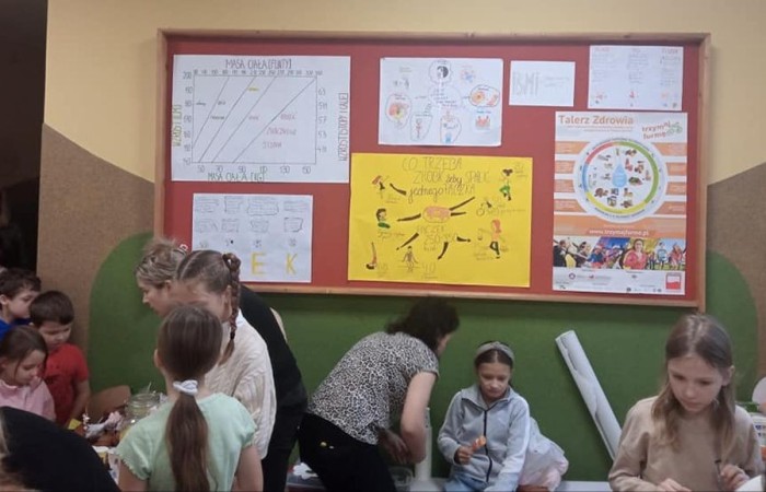 Dnia 19 grudnia w naszej szkole zorganizowany został  Dzień Walki z Otyłością. 

W tym dniu odbyła się akcja promująca zdrowy styl życia.
Miała ona na celu:
- mobilizowanie uczniów do działań wspomagających zdrowy styl życia,
- uświadomienie uczniom chorób związanych z nieprzestrzeganiem prawidłowej diety i skutkach z tym związanych,
- nabycie umiejętności obliczania przez uczniów BMI celem poprawy stanu zdrowia,
- uświadomienie zagrożeń wynikających z chorób układu krążenia, pokarmowego i chorób cywilizacyjnych wskutek niewłaściwej diety,
- pomocy w przygotowaniu diety dla dzieci wspomagającej naukę w szkole i poprawiającej efekty w uczeniu się,
- nabycie umiejętności myślenia przez uczniów w kategoriach prozdrowotnych.
Wyznaczeni uczniowie kl. 7 i 8  mierzyli i ważyli zainteresowanych uczniów. Obliczali wspólnie z nimi – BMI, informując ich o odchyleniach od normy. Dokonywali pomiaru ciśnienia krwi, celem sprawdzenia jego prawidłowości. 

W akcję promującą zdrowy styl życia włączyli się rodzice uczniów kl.IVb, którzy przygotowali bufet oparty na prozdrowotnych składnikach pokarmowych wspierających prawidłowe i zdrowe odżywianie. 